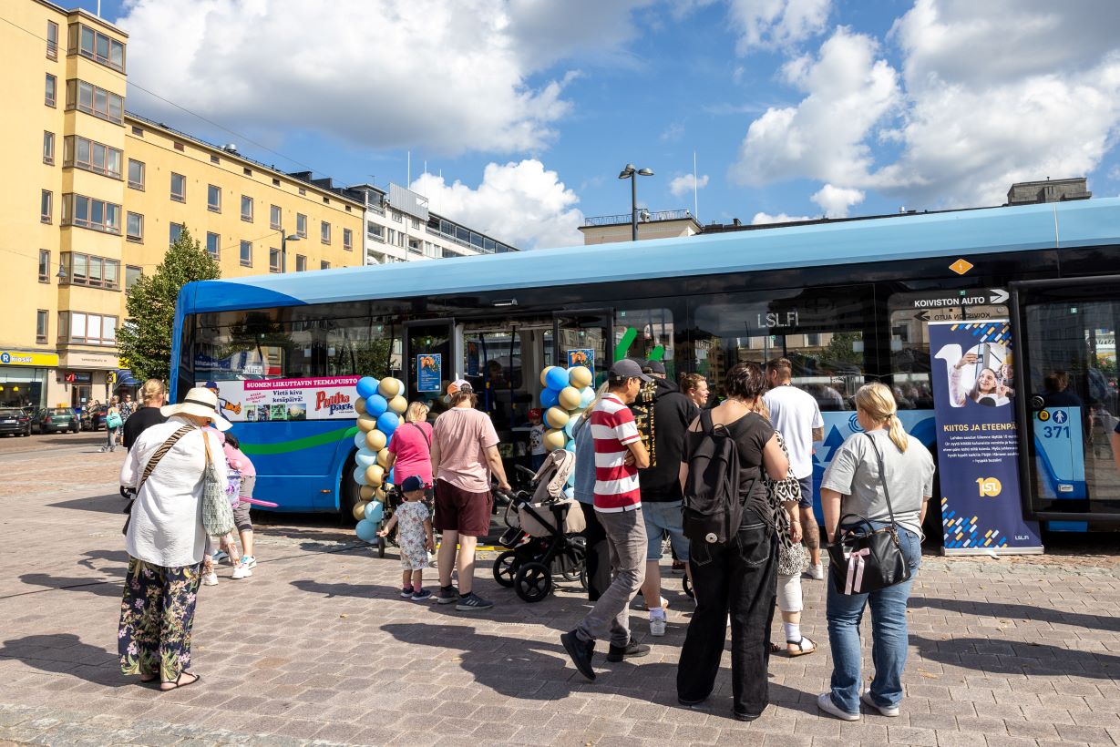 Ihmiset jonottavat LSL:n kesäkiertueen esittelybussiin Lahden torilla
