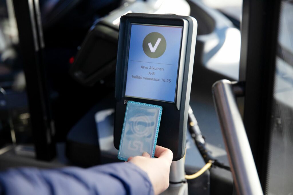 matkakortti_leimataan_kortinlukijassa