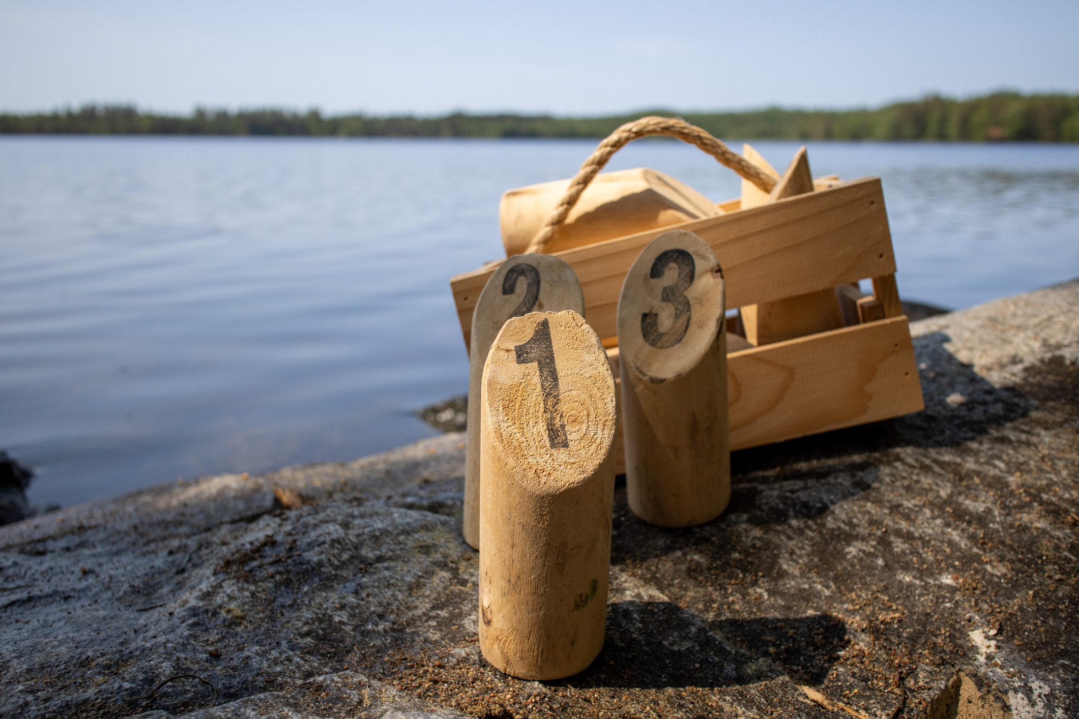 Mölkkypeli järven rannalla.